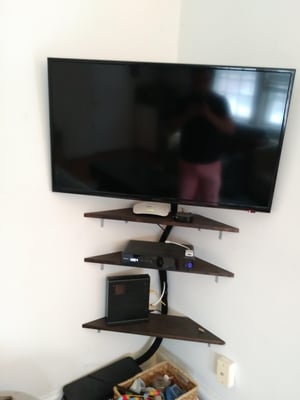 corner TV mount by Puls