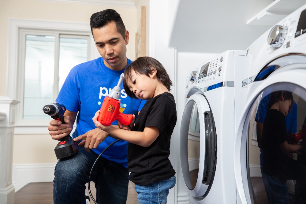 Puls technician fixing a washing machine