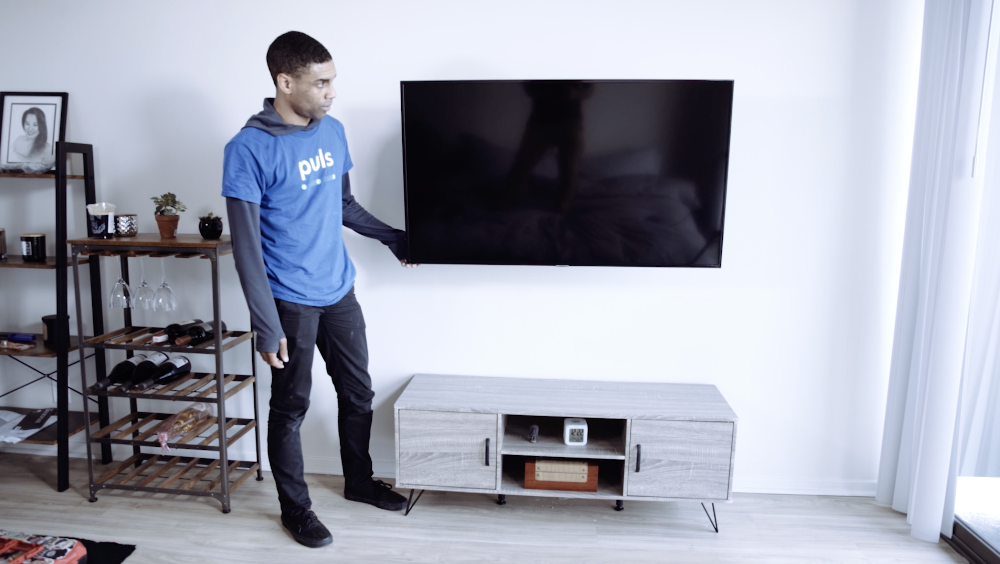 Puls technician mounting a TV