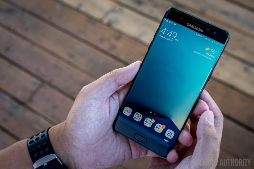 Image of man hand and samsung note 8
