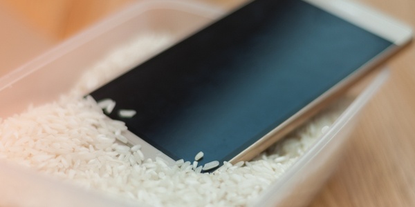 Ne réparez pas un iPhone mouillé avec du riz