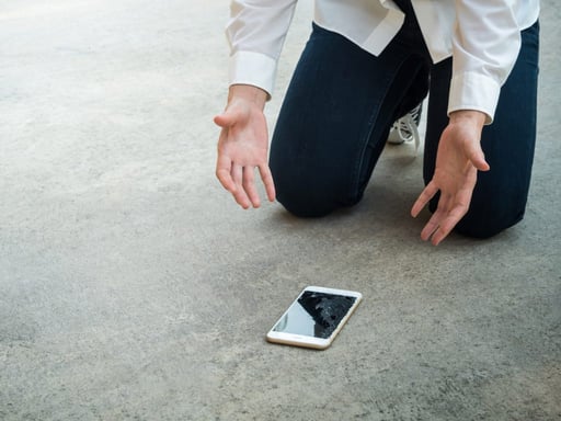 écran brisé: iPhone fissuré