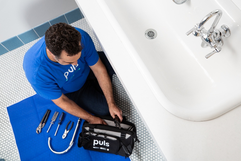 Puls plumber unclogging bathroom sink