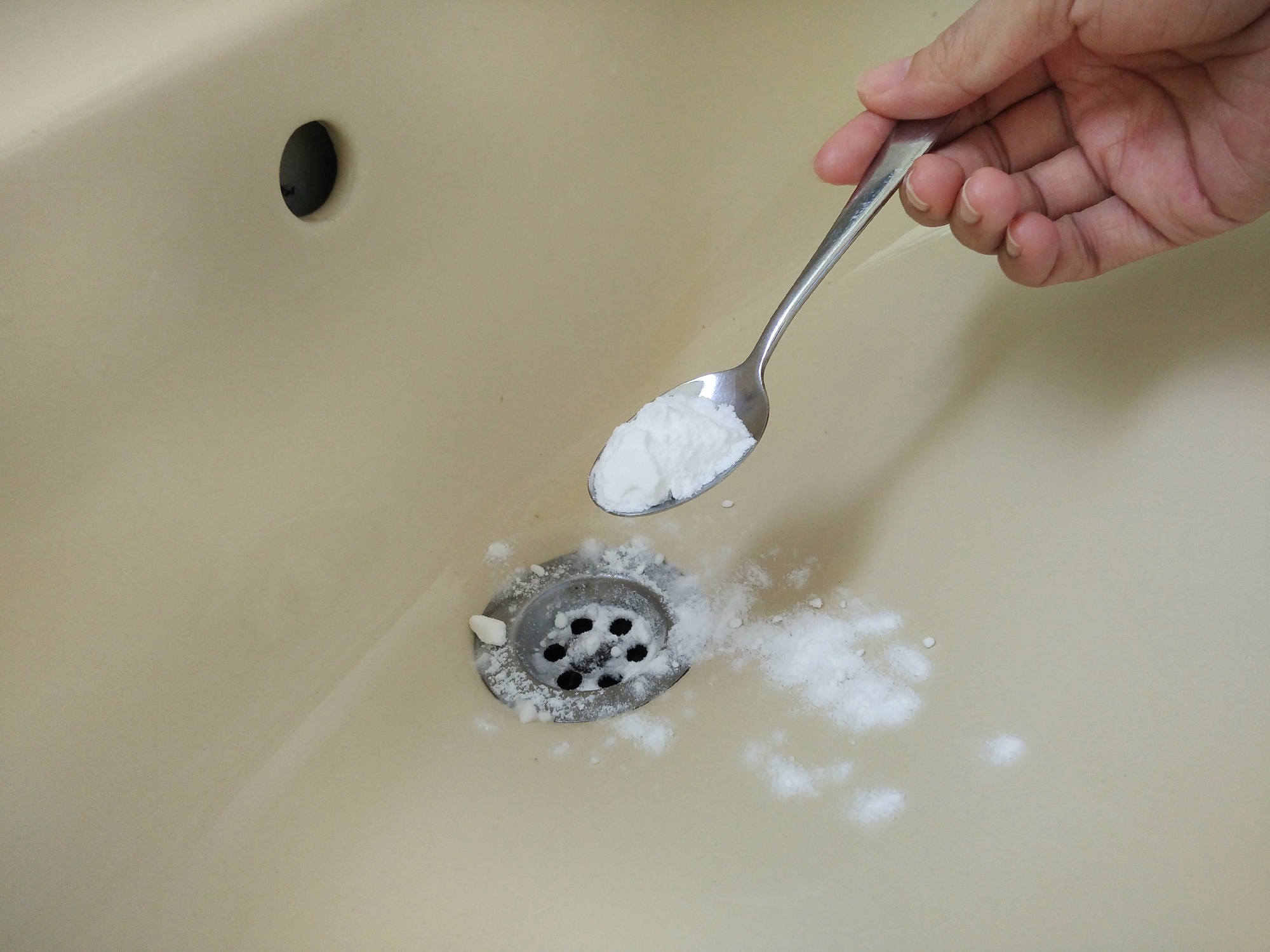 Почистить ванну содой. Налет на раковине. Сода для чистки ванны. Сода на кухне. Сода для мытья кухни.
