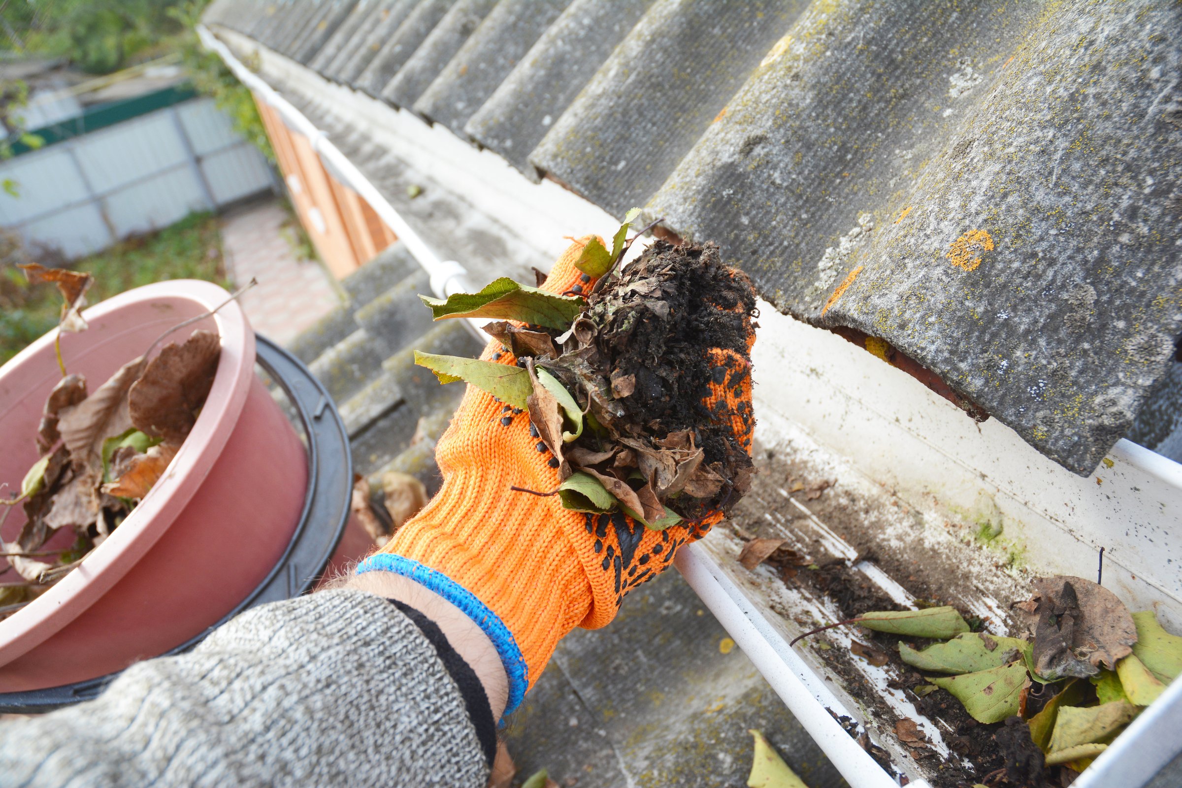 Gutter cleaning near me: what qualities to look for in a great company