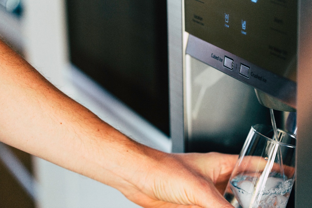 refrigerator dispensing water